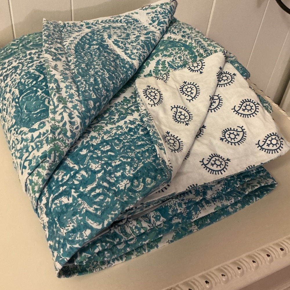 NWOT Tahari Paisley Reversible Duvet